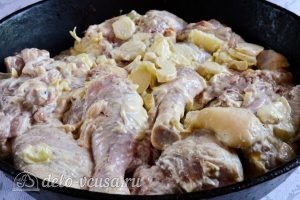 Курица в майонезе: На глубокую сковородку налить растительное масло, прогреть его, выложить туда же и курицу с луком вместе с соусом