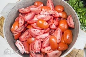 Маринованные помидоры быстрые: Нарезанные помидоры сложить в большую тару