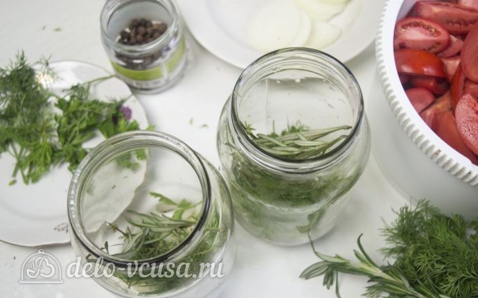 Маринованные помидоры дольками: Выложить зелень в банки