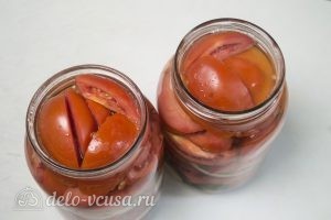 Маринованные помидоры дольками: Заполнить банки помидорами
