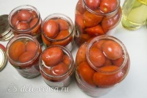Маринованные помидоры с морковью: Заполнить банки до верху помидорами и залить кипятком