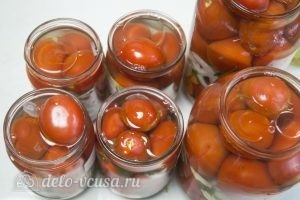 Маринованные помидоры с морковью: Маринад довести до кипения, снять с огня и добавить уксус
