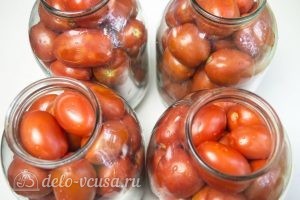 Маринованные помидоры: В банку плотно уложить помидоры