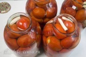 Маринованные помидоры: Горячим маринадом залить помидоры