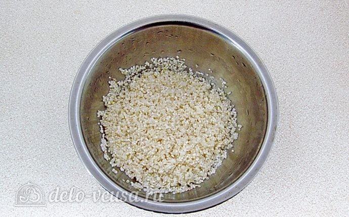Рисовая каша на молоке с изюмом: Промыть рис