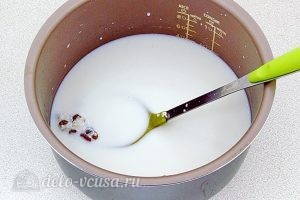 Рисовая каша на молоке с изюмом: Добавить молоко в чашу