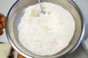 Овощной пирог: В масло добавить соль, сметану, разрыхлитель и частями вмешать муку