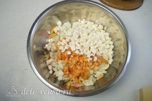 Овощной пирог: Обжаренный лук, курицу, цветную капусту, брынзу и перец соединить в миске и перемешать