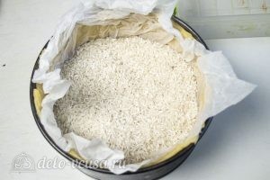 Овощной пирог: В форму на тесто выложить лист пергаментной бумаги и засыпать любой груз. отправить выпекаться