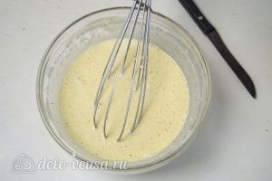 Овощной пирог: Яйца вбить в миску, добавить сметану, соль и специи