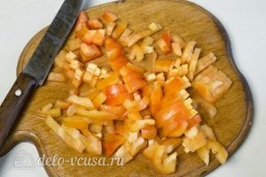 Овощной пирог: Нарезать болгарский перец