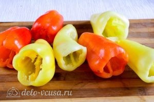 Перец, фаршированный овощами: Срезать верхушки перцев и почистить их от внутренних семян