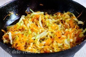 Перец, фаршированный овощами: Пассировать овощи на сковородке