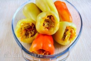 Перец, фаршированный овощами: Нафаршировать перцы овощной начинкой и сложить в форму для запекания