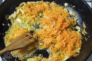 Рис с куриными ножками в духовке: Обжарить лук с морковью