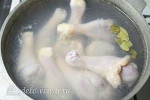 Рис с куриными ножками в духовке: Отварить курицу