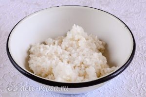 Роллы с крабовыми палочками: Сварить рис