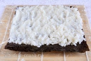 Роллы с крабовыми палочками: Выложить рис на нори