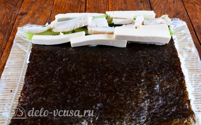 Роллы с огурцом, курицей и тофу: Кладем сверху начинку