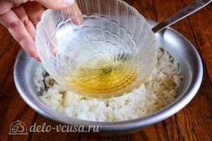 Роллы с огурцом, курицей и тофу: Заправить рис маринадом