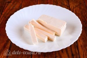 Роллы с огурцом, курицей и тофу: Нарезать сыр тофу