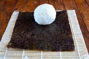 Роллы с огурцом, курицей и тофу: Скатать шарик из риса