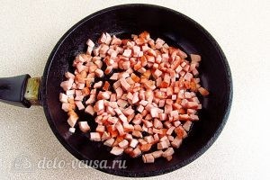 Салат из краснокочанной капусты с колбасой: Обжарить колбасу на сковороде