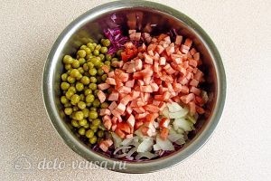 Салат из краснокочанной капусты с колбасой: Соединить все ингредиенты