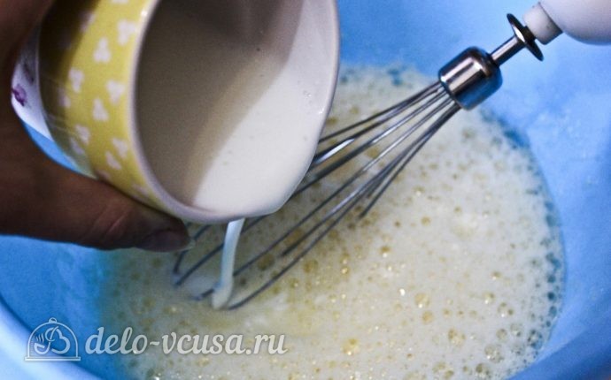 Шоколадный кекс с вишней: Добавить кефир
