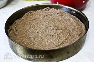 Шоколадный кекс с вишней: Вылить тесто в форму