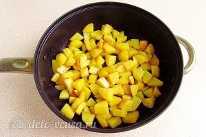 Сыроежки, тушенные с овощами в сметанном соусе: Обжариваем картофель