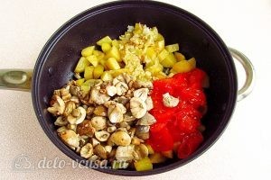 Сыроежки, тушенные с овощами в сметанном соусе: В сковороду с картофелем выкладываем грибы, лук и помидоры