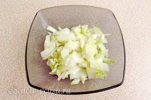 Сыроежки, тушенные с овощами в сметанном соусе: Луковицу очищаем и мелко нарезаем