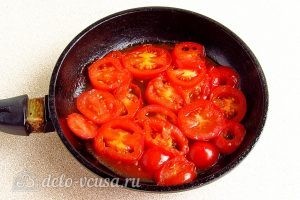Сыроежки, тушенные с овощами в сметанном соусе: Выкладываем помидоры на сковороду с подсолнечным маслом и слегка обжариваем