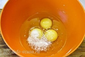Творожный кекс с малиной: Взбить яйца