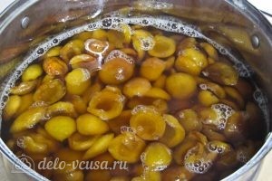 Варенье из абрикосов половинками: Отправляем сироп обратно в кастрюлю