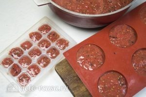 Замороженная томатная паста: Разлить пасту по удобным формам и заморозить