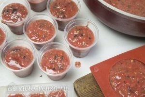 Замороженная томатная паста: Также очень удобно замораживать пасту в одноразовых пластиковых стаканчиках