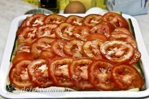 Запеканка из кабачков и баклажанов: Уложить помидоры