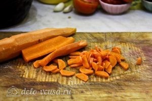 Жаркое с курицей и черносливом в горшочках: Порезать морковку