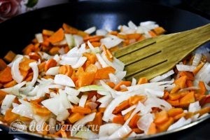Жаркое с курицей и черносливом в горшочках: Добавить морковь