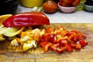 Жаркое с курицей и черносливом в горшочках: Порезать болгарский перец