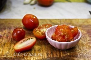 Жаркое с курицей и черносливом в горшочках: Измельчить помидоры