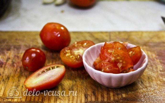 Жаркое с курицей и черносливом в горшочках: Измельчить помидоры