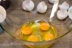 Апельсиновый кекс с пропиткой: Разбить яйца в миску