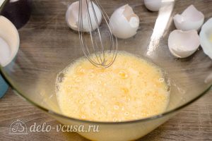 Апельсиновый кекс с пропиткой: Взбить яйца в пену