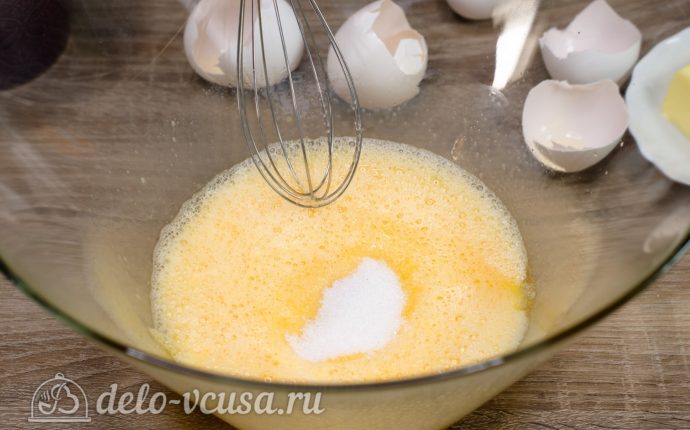 Апельсиновый кекс с пропиткой: Добавить частями сахар