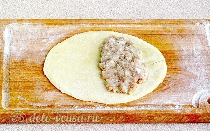 Чебуреки на кефире с мясом: Кладем начинку Чебуреки на кефире с мясом: Кладем начинку