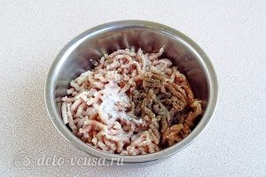 Чебуреки на кефире с мясом: Перекрутить мясо и лук на мясорубке