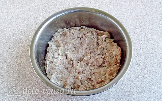 Чебуреки на кефире с мясом: Перемешать фарш Чебуреки на кефире с мясом: Перемешать фарш